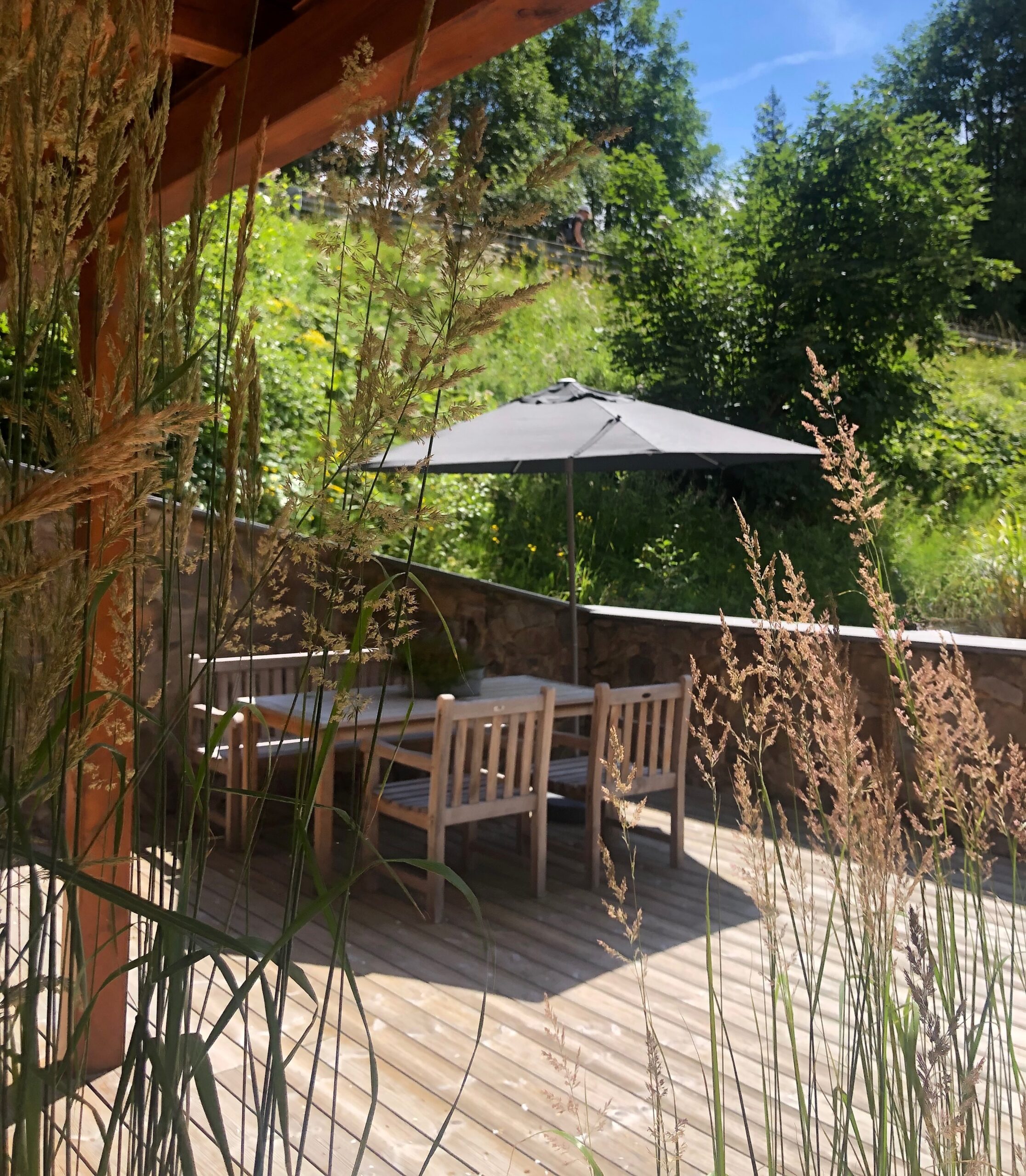 Zonnig terras met eettafel in de Mandlwand Lodge