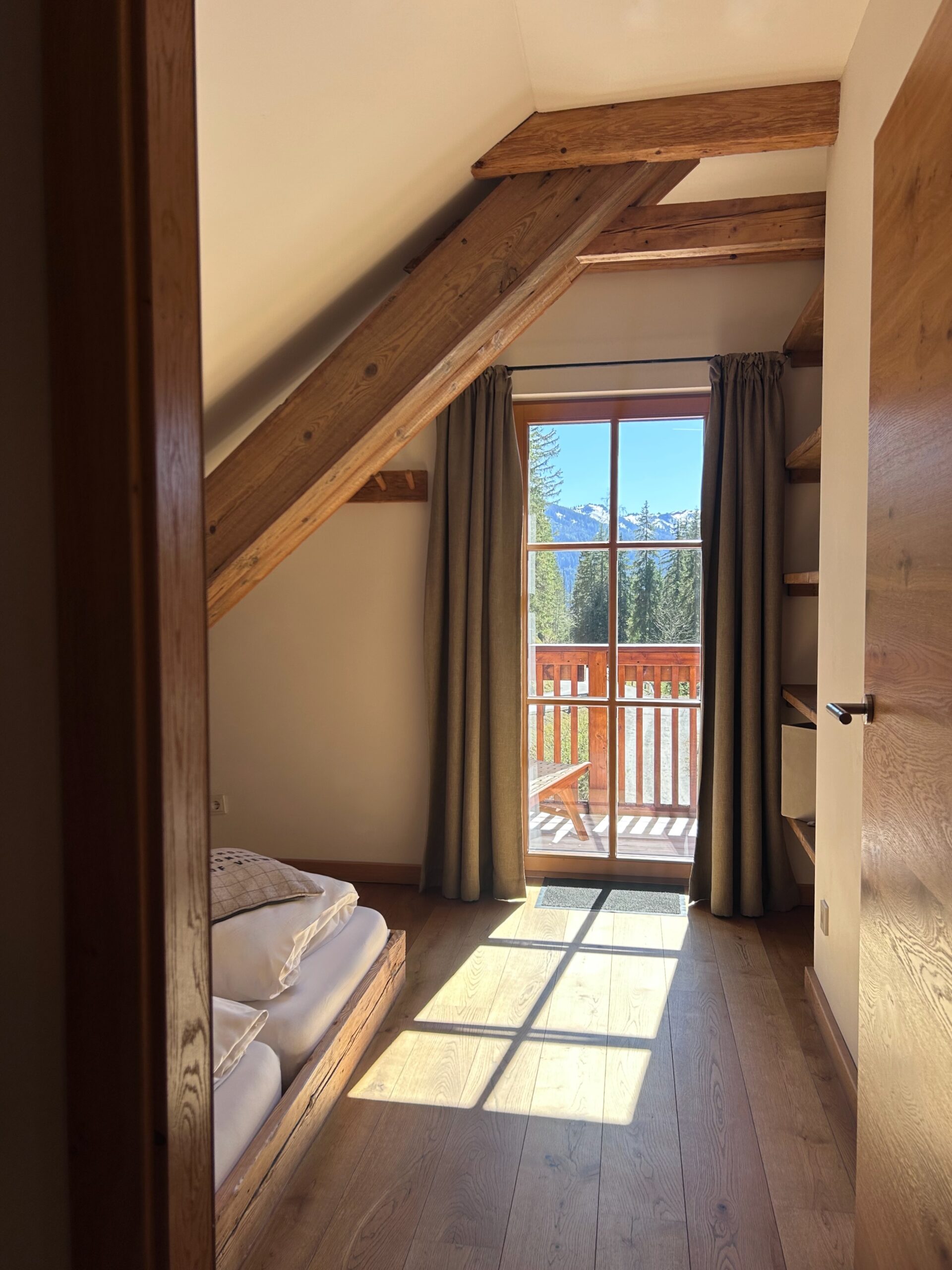 Lichte slaapkamer met directe toegang tot het balkon en uitzicht op de bergen